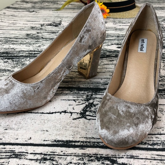 "Not Rated" Beige Velvet Heels with Goldtone Accents, 9.5 - Picture 3 of 8